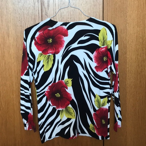 Ladies knit long sleeve top with sequins embellishments. Size medium. - Picture 2 of 3